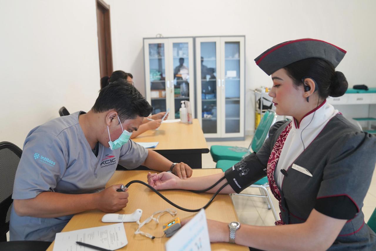 Petugas MRT Jakarta memberikan informasi kepada penumpang saat terjadi gangguan