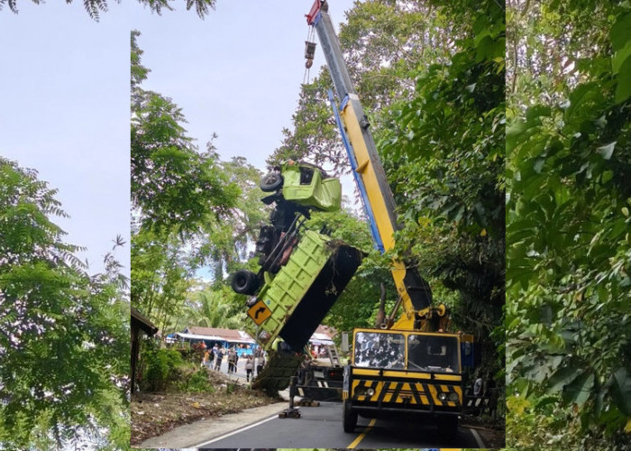 Mobil truk yang masuk jurang berhasil dievakuasi dari jurang Liku Sembilan menggunakan mobil crane