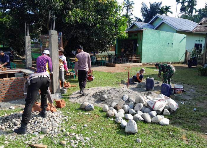 Untuk Keamanan, Satgas TMMD Ke-124 Kodim 0408/BS Pasang Buat Poskamling