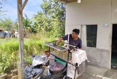 Pedagang Pempek Keliling Berhasil Sekolahkan Semua Anak-anaknya
