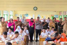 Polsek Enggano Berikan Makanan Sehat dan Bergizi Untuk Siswa SDN 51 Bengkulu Utara