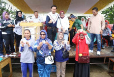 Diguyur Hujan, Ratusan Murid Antusias Ikuti Jalan Santai HUT ke-80 PGRI dan HGN di Kaur