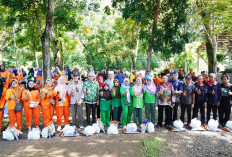 DLH dan Baznas Kota Bengkulu Salurkan Paket Sembako ke Pasukan Orange, Hijau Penggali Kubur