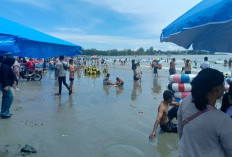 Pengunjung Pantai Panjang Tetap Ramai, Wali Kota Bengkulu Imbau Masyarakat Untuk Tetap Menjaga Keselamatan