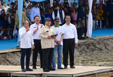Prabowo Tebar Benih Padi dengan Teknologi Drone Pertanian di Sumatera Selatan