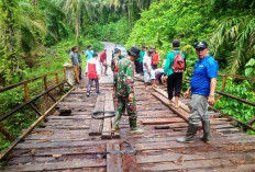 Akses Terancam Putus, Warga Swadaya Perbaiki Jembatan