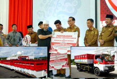 Gubernur Helmi Hasan Salurkan 102 Kontainer dan 2 Truk Sampah