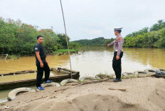 Anggota Polsek Ketahun Pantau Debit Air Sungai untuk Antisipasi Banjir