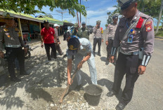 Jasa Raharja Turut Serta Menambal Jalan Berlubang di Titik Rawan Laka Guna Mencegah Kecelakaan Lalu Lintas 