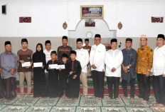 Safari Ramadhan di Masjid At Taqwa, Asisten III Pemda Kaur Serahkan Bantuan