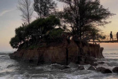Eksotisnya Sungai Suci Bengkulu Tengah, Jembatan Gantung di Atas Tebing Bikin Deg-degan