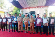 Gubernur Bengkulu Menyerahkan Nomor Register 9 Desa Persiapan di Kaur