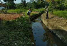 Babinsa Koramil 408-05/Manna Bersama Warga Cek Penyumbatan Parit