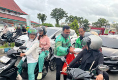 Mitra Grab Bengkulu Bagikan Ribuan Takjil Gratis