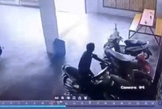 Aksi Pelaku Pencuri Motor Guru Ngaji di Masjid Terekam CCTV