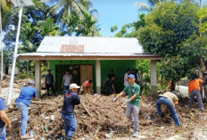 Wakil Bupati Kaur Ikut Membersihkan Sampah di Desa Air Kering 2 Akibat Banjir