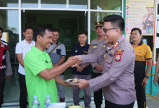 Kapolres Kaur Mengucapkan Hari Buruh Internasional Untuk Karyawan PT. APLS dengan Memotong Tumpeng