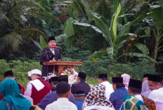 Sempat Diguyur Hujan, Bupati Arie Laksanakan Idul Adha Bersama Masyarakat Padang Jaya