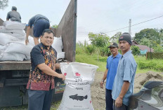 Anggota DPRD Provinsi Bengkulu, Sujono Bagikan Ribuan Pakan Ternak di Arga Makmur