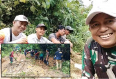 Jalan Becek dan Berlumpur, Warga Terus Bergotong Royong Memperbaiki Jalan Lintas Menuju Desa Tanjung Aur