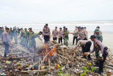 Korem 041 Garuda Emas Bersihkan Pantai Panjang