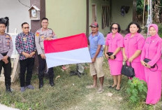 Sambut HUT RI ke 79, Polsek Enggano Bagikan Bendera Merah Putih