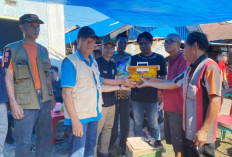 Wakil Bupati Kaur Salurkan Bantuan kepada Korban Kebakaran di Desa Tanjung Ganti II