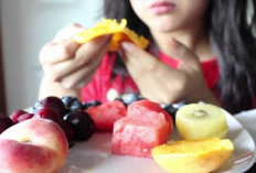 Stop Makan Buah Ditambah Dengan Garam! Ternyata Dampak Buruknya Nggak Main Main Loh