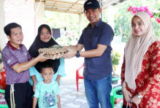 Diskominfo BS Berikan Bantuan Untuk Anak Stunting Desa Tanjung Beringin