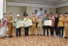 Bupati Kaur Serahkan CSR ke Mesjid dan Organisasi Triak untuk Kebersihan Lingkungan dan Promosi Wisata 