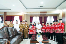 Gubernur Helmi Hasan Serahkan Bantuan Rp 30 Juta untuk Kafilah STQN Bengkulu