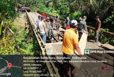 Aksi Cepat Babinsa Gotong Royong Bersama Warga Perbaiki Jembatan yang Rusak