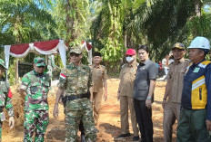 Kasiter Rem 041/Gamas Tinjau Langsung Lokasi Pembuatan Jalan TMMD Ke-124 Kodim 0408/BS