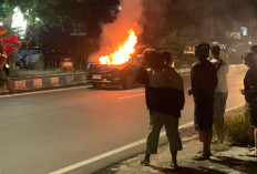 Mobil Toyota Innova Zenix Hybrid Terbakar, Tiga Penumpang Selamat