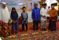 Baznas Kaur Bagikan Santunan Untuk Masyarakat Kurang Mampu