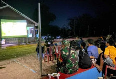 Jelang Penutupan TMMD, TNI dan Masyarakat Talang Sebaris Nobar Film Merah Putih