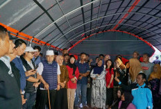 Datang di Tengah Kepedihan, Gubernur Bengkulu Peluk dan Kuatkan Warga Palapa Saiyo