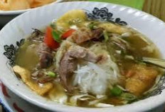 Gurih dan Segar! Yuk Cobain Bubur Sop Ayam, Makanan Khas Cirebon yang Menyajikan Topping Super Lengkap