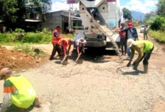 Masyarakat Arga Makmur Gotong Royong Tambal Jalan Berlubang