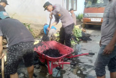 Antisipasi Banjir, Polsek Ketahun Gotong Royong Bersihkan Saluran Air