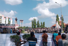 Tagih Utang, Puluhan Kontraktor Demo dan Parkirkan Truk di Kantor Bupati Seluma