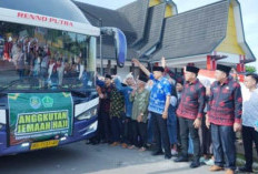 Gunakan Batik Sungai Lemau, Pelepasan Keberangkatan 88 Jamaah Calon Haji Benteng Penuh Haru