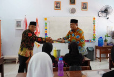 Asisten II Setda Kota Bengkulu Turut Serta Bagikan MBG di SD 75