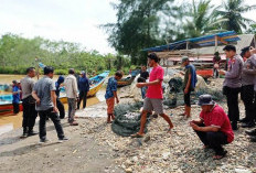 Nelayan Serangai Amankan Hasil Tangkapan Ikan Diduga Milik Nelayan Trawl