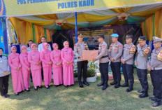 Kaplores Kaur dan Ketua Bhayangkari Cabang Kaur memberikan bingkisan di Pos Pengamanan
