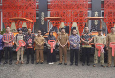 Bupati Arie Serahkan Bantuan Traktor Multifungsi kepada 4 Korluh Balai Penyuluh Pertanian