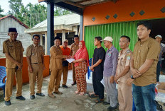 Pemda Kaur Hadir Memberikan Bantuan Kepada 2 Korban Terdampak Angin Puting Beliung