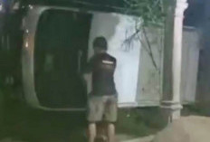 Terguling, Pick Up Nyaris Hantam Rumah Warga Selebar