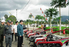 Gubernur Bengkulu Serahkan Bantuan Alsintan ke Petani