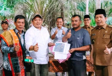 Bupati Serahkan Peta Lokasi Hibah Terpadu Pemakaman Umat Kristiani